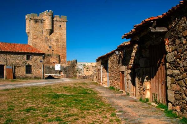 San Felices de los Gallegos Castle